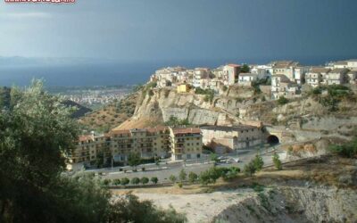 il_borgo_di_rossano_in_calabria_sullo_sfondo_il_mar_jonio
