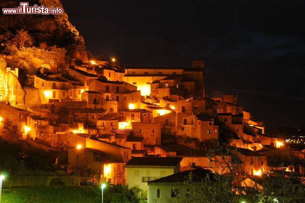 il_borgo_di_sutera_illuminato_durante_il_persiodo_natalizio