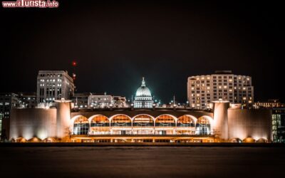 il_capitol_building_e_la_monona_terracedal_lago_monona_by_night_wisconsin_usa