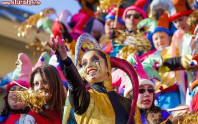 il_carnevale_di_ercolano_all_ombra_del_vesuvio_in_campania
