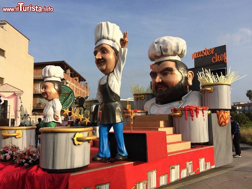 il_carnevale_di_trappitello-taormina_un_carro_allegorico_della_sfilata