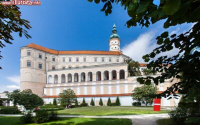il_castello_barocco_di_mikulov_moravia_repubblica_ceca