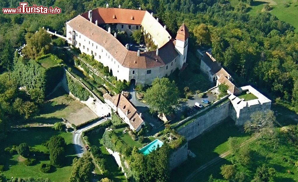 Il Castello di Bernstein nel Burgenland in Austria