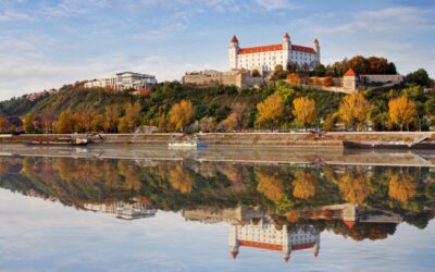il_castello_di_bratislava_si_specchia_sul_fiume_danubio