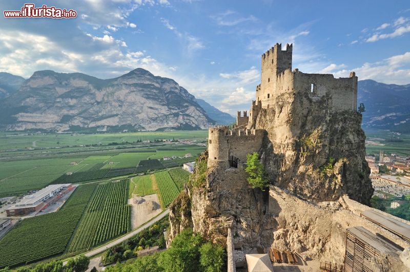 il_castello_di_haderburg_domina_il_borgo_di_salorno_in_alto_adige