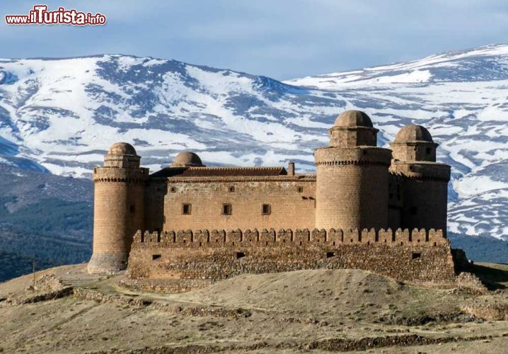 il_castello_di_la_calahorra_e_le_montagne_innevate_della_sierra_nevada_andalusia