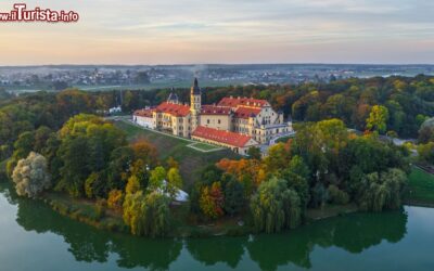 il_castello_di_niasvizh_in_bielorussia_fotografato_all_inizio_dell_autunno