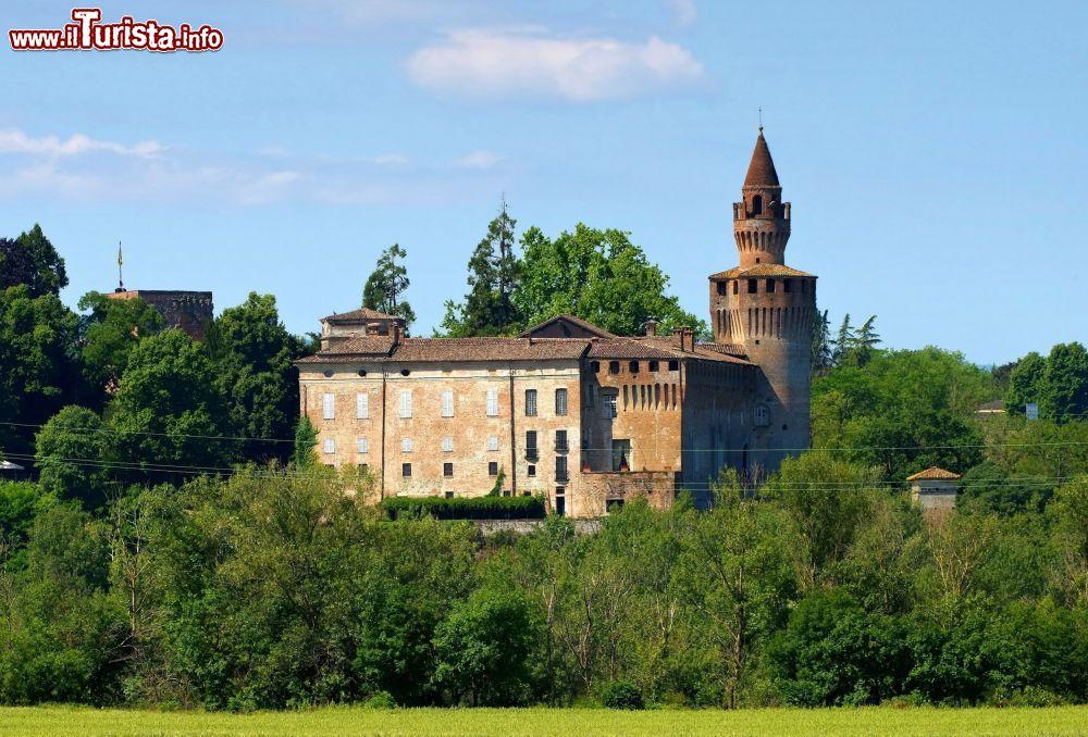 il castello di rivalta nelle campagne di gazzola siamo in emilia romagna Il castello di Rivalta a Gazzola in primavera