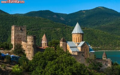 il_castello_e_la_chiesa_di_ananuri_sul_fiume_aragvi__in_georgia