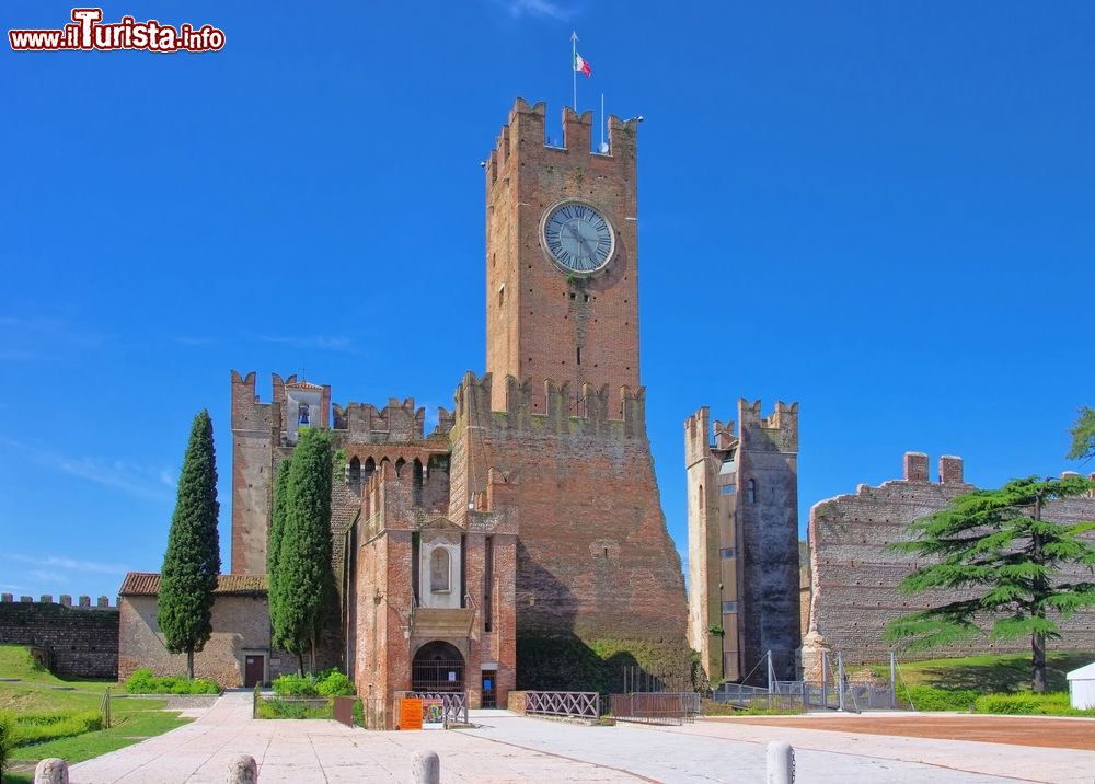 il_castello_scaligero_a_villafranca_di_verona_in_veneto
