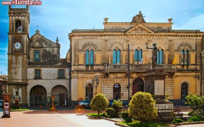 il_centro_di_linguaglossa_il_municipio_la_chiesa_di_san_francesco_di_paola_e_il_monumento_ai_caduti_della_prima_guerra_mondiale