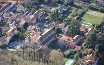 il_centro_di_sangiano_in_lombardia_visto_dal_monte_picuz
