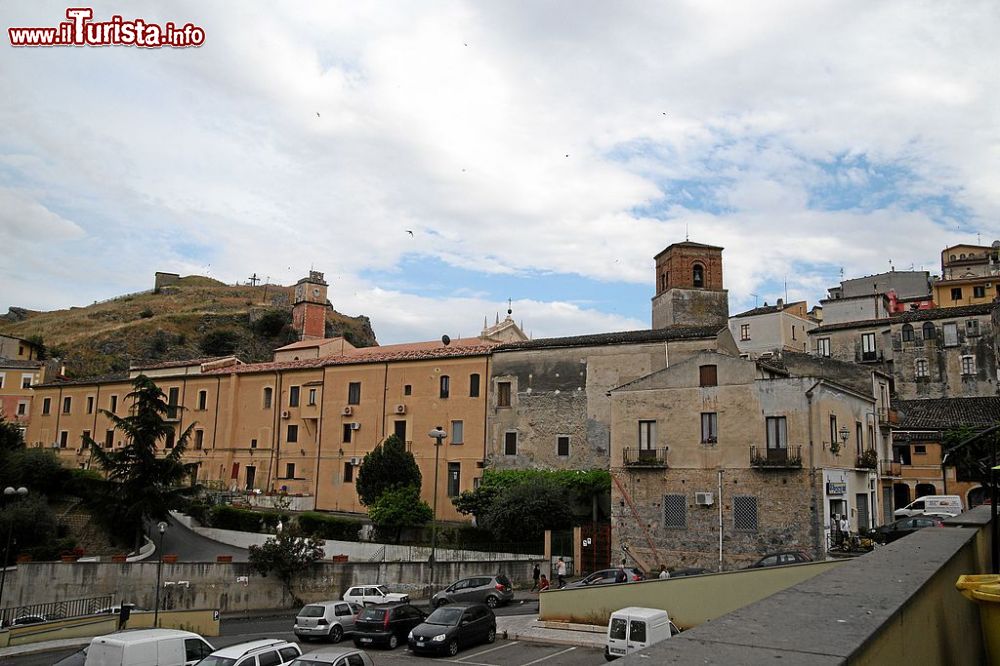 il_centro_storico_e_la_torre_dellorologio_a_cassano_allo_ionio_in_calabria