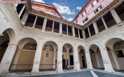 il_chiostro_del_bramante_sede_delle_principali_mostre_d_arte_romane