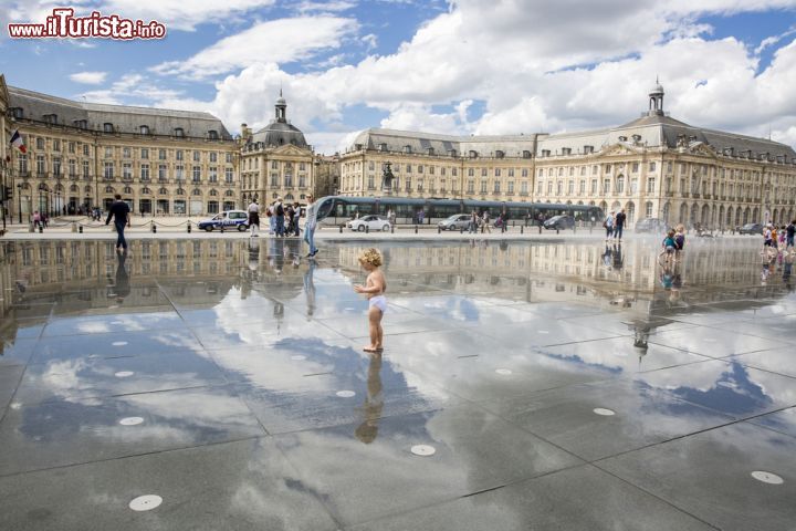 Place de la Bourse, la piazza di Bordeaux e il Miroir d’eau