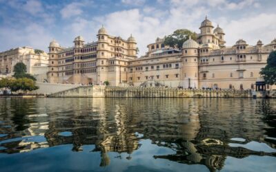 il_city_palace_fotografato_dal_lago_pichola_a_udaipur_rajasthan_india