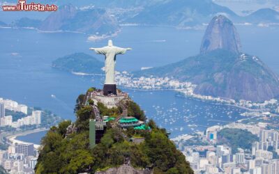 il_corcovado_con_il_cristo_redentore_il_pan_di_zucchero_e_il_panorama_della_baia_di_rio_de_janeiro
