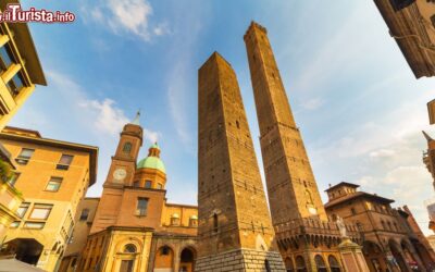 il_cuore_del_centro_storico_di_bologna_con_le_due_torri_garisenda_e_degli_asinelli_simbolo_dellepoca_medioevale