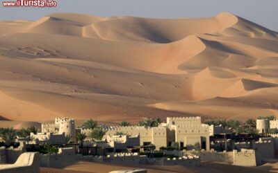 il_deserto_dellentroterra_di_abu_dhabi_negli_emirati_arabi_uniti