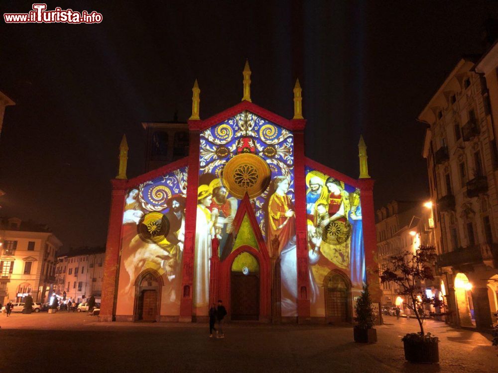 il_duomo_di_pinerolo_con_le_proiezioni_sulla_facciata_durante_il_periodo_del_natale
