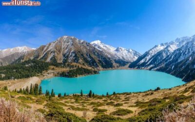 il_lago_almaty_montagne_del_kazakistan_orientale