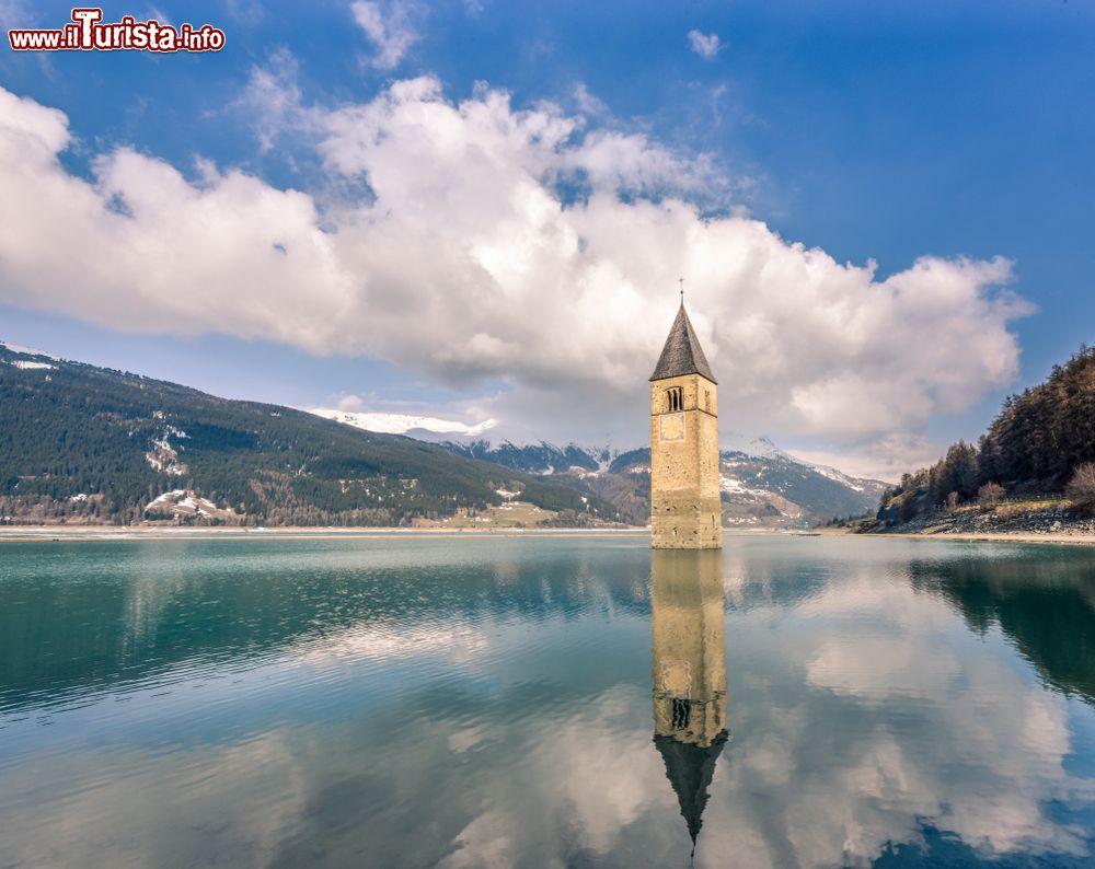 il_lago_resia_con_il_campanile_parzialmente_sommerso_una_delle_location_della_serie_tv_curon