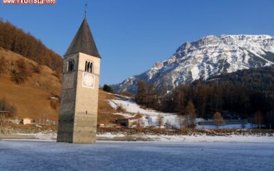 il_lago_resia_in_inverno_e_il_campanile_del_villaggio_abbandonato_di_curon_vecchia_in_trentino