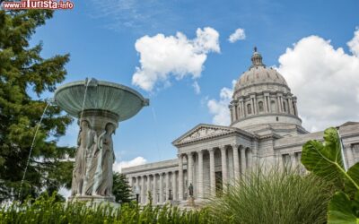 il_maestoso_campidoglio_di_jefferson_city_con_il_giardino_e_una_fontana_missouri