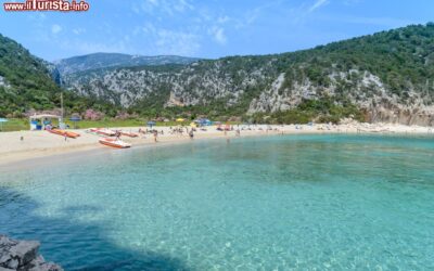 il_mare_cristallino_delle_spiagge_di_orosei_in_sardegna