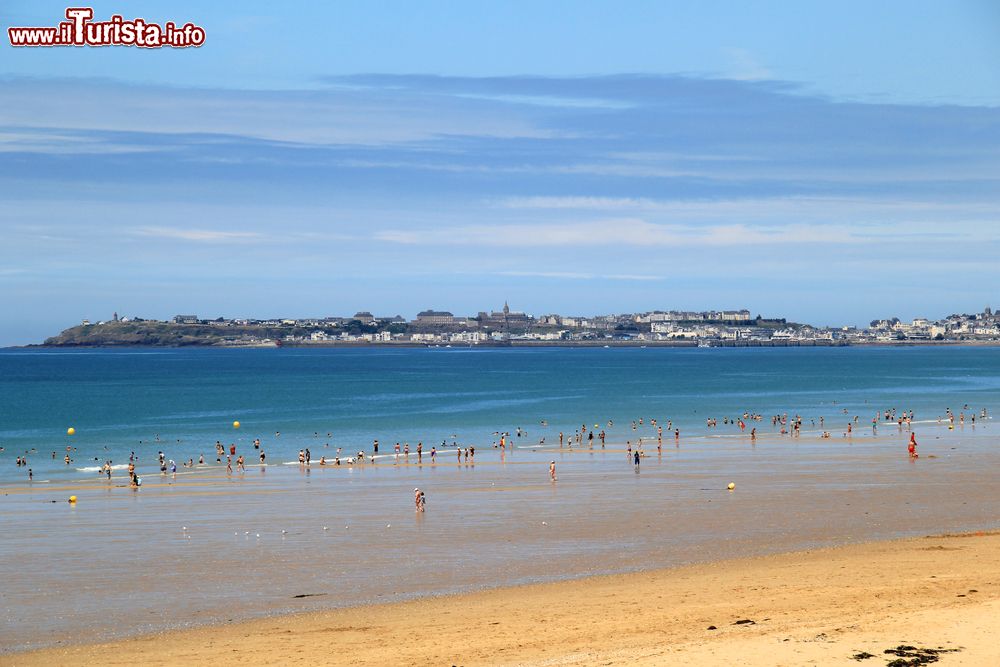 il_mare_le_la_vasta_spiaggia_di_jullouville_in_normandia_nord_della_francia