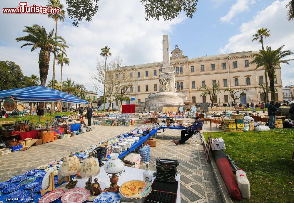 il_mercatino_dell_antiquariato_a_martina_franca_in_puglia