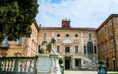 il_monumentale_ingresso_del_castello_di_govone_in_piemonte