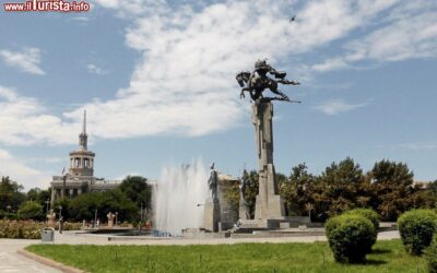 il_monumento_a_manas_il_grande_a_bishkek_kirghizistan