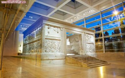 il_museo_e_l_altare_dellara_pacis_lungo_il_tevere_a_roma