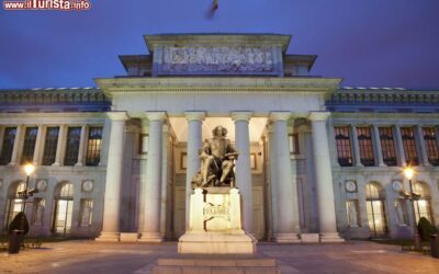il_museo_nazionale_del_prado_e_il_memoriale_a_velazquez_di_aniceto_marinas_a_madrid