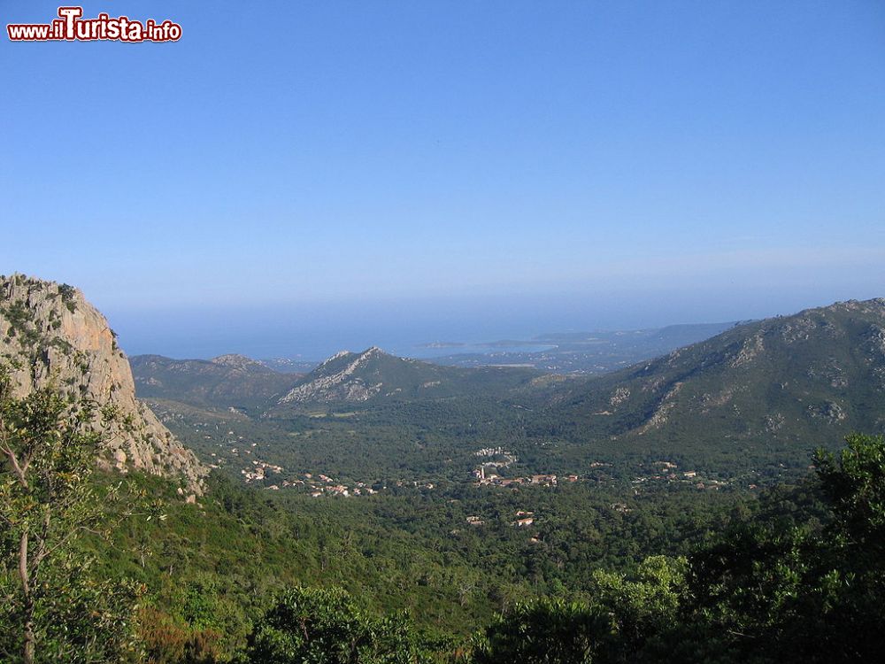 il_paesaggio_delle_vallate_che_circondano_conca_in_corsica