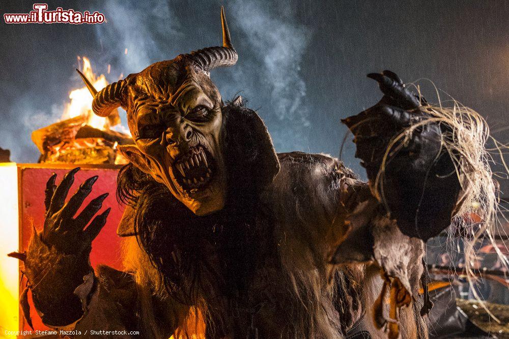 il_palio_dei_pignarulars_e_dei_krampus_as_una_delle_manfestrazioni_a_tarcento_in_friuli
