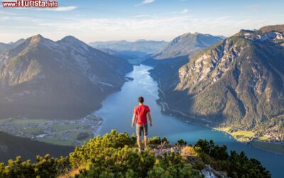 il_panorama_dalla_montagna_che_sovrasta_jenbach_e_il_lago_achensee_in_tirolo