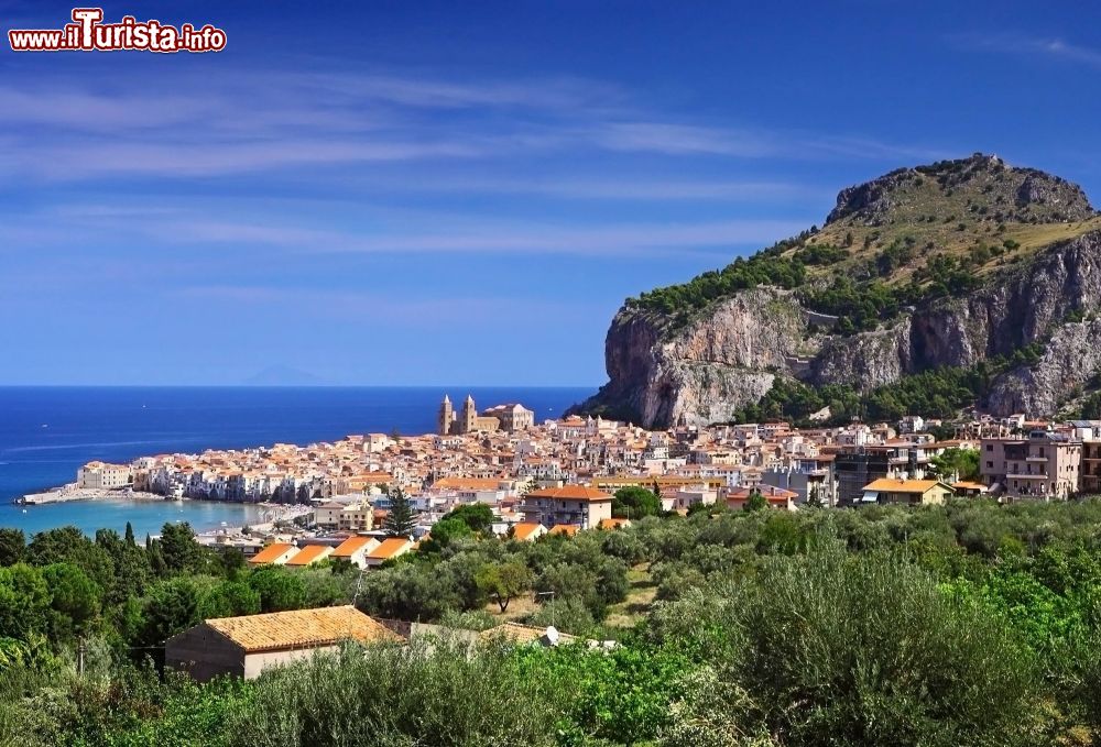 il_panorama_del_centro_di_cefalu_sulla_costa_nord_della_sicilia