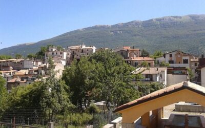 il_panorama_del_centro_di_villavallelonga_tra_le_montagne_dell_abruzzo