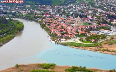 il_panorama_di_mtskheta_in_georgia_con_i_fiumi_kura_e_aragvi_e_la_cattedrale_di_svetitskhoveli