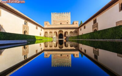 il_patio_de_los_arrayanes_allalhambra_granada_spagna
