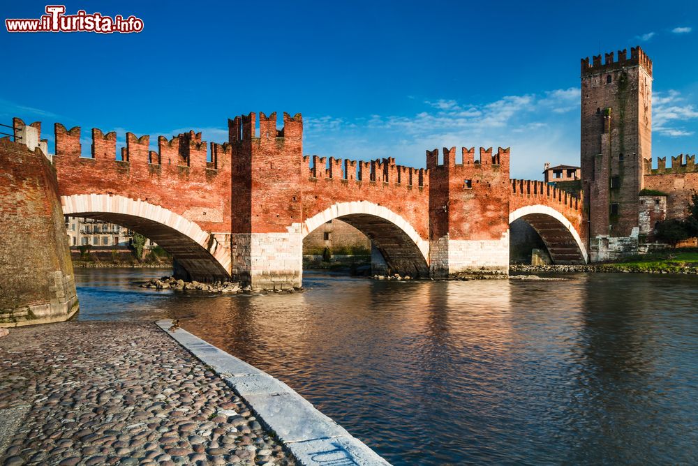 il_ponte_castelvecchio_anche_conosciuto_come_ponte_scaligero_sul_fiume_adige_a_verona