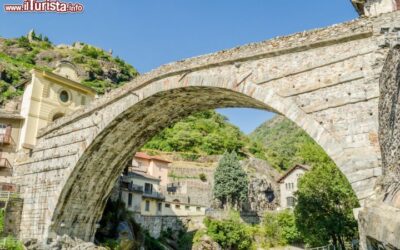 il_ponte_del_diavolo_a_pont_saint_martin_sul_torrente_lys