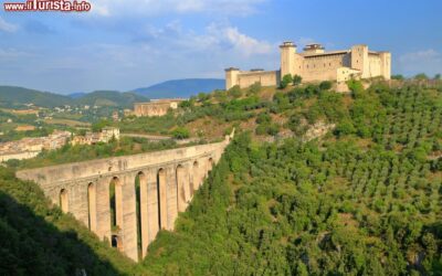 il_ponte_delle_torri_di_spoleto_attraversa_una_profonda_valle_a_fianco_della_rocca_di_spoleto