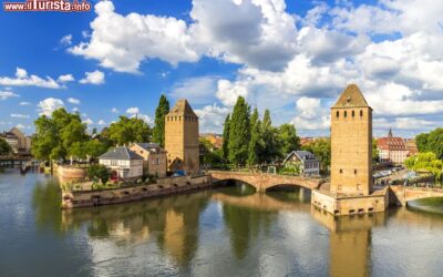 il_ponte_medievale_di_ponts_couverts_a_strasbourg_uno_dei_simboli_dell_alsazia_in_francia