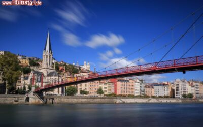 il_ponte_saint_georges_e_l_omonima_chiesa_nella_parte_antica_di_lione_in_francia