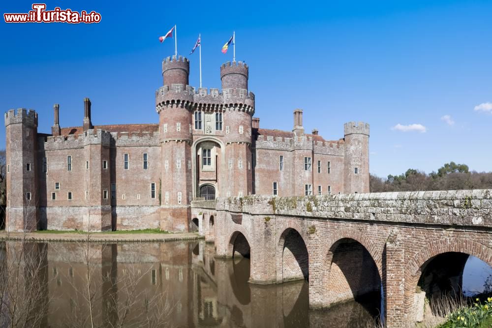 il_ponte_sul_fossato_del_castello_di_herstmonceux_east_sussex_inghilterra_del_sud