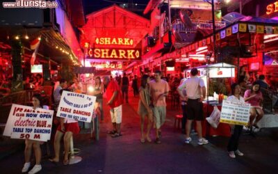 il_quartiere_a_luci_rosse_di_bangkok_in_thailandia-1