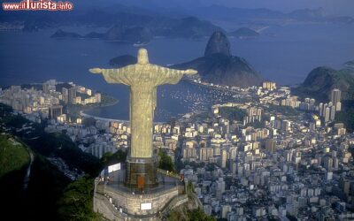 il_simbolo_di_rio_de_janeiro_la_statua_del_cristo_redentore_sul_monte_corcovado